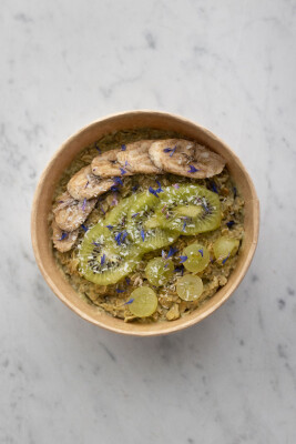 Creamy Vanilla-Matcha-Hafer Porridge